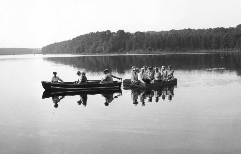 remadores de kayak en el estanque