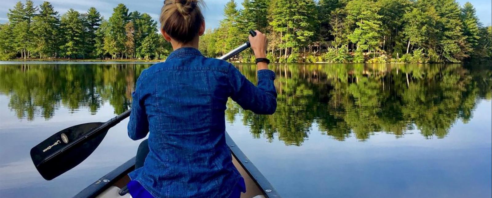 Mujer en canoa en el Parque Estatal Burr Pond (Instagram@thom_carroll)