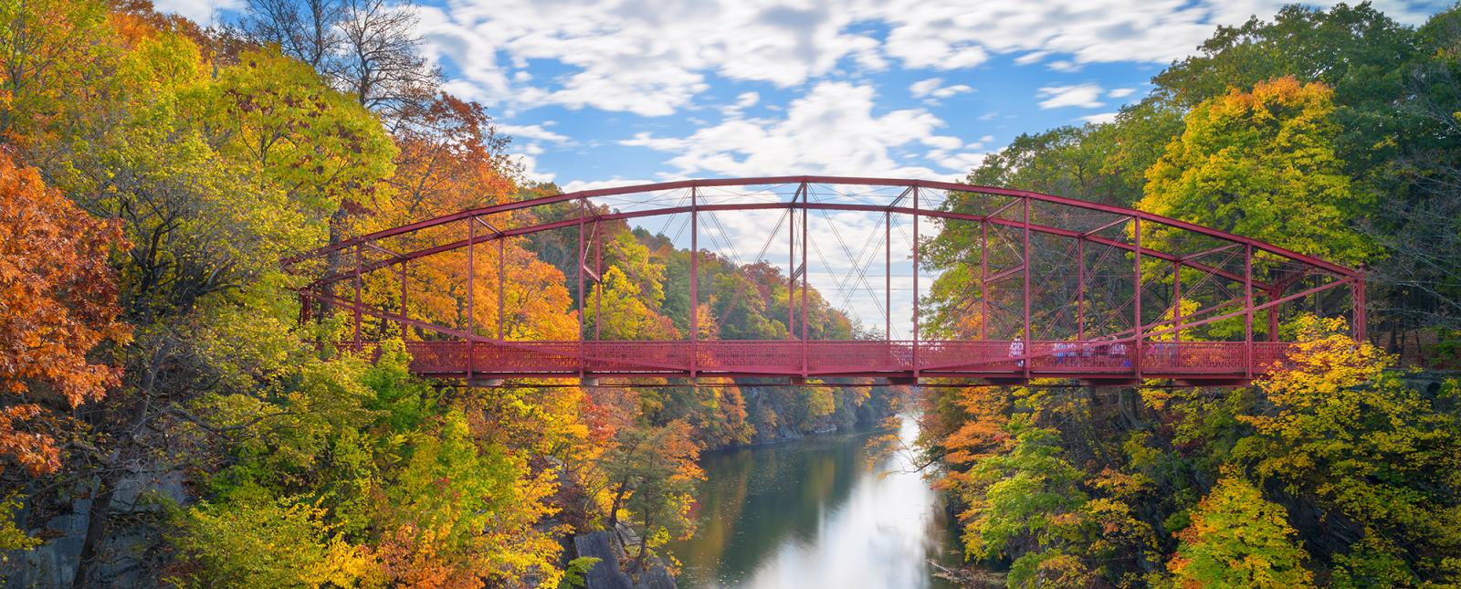 Puente colgante en otoño en Lovers Leap State Park New Milford, CT