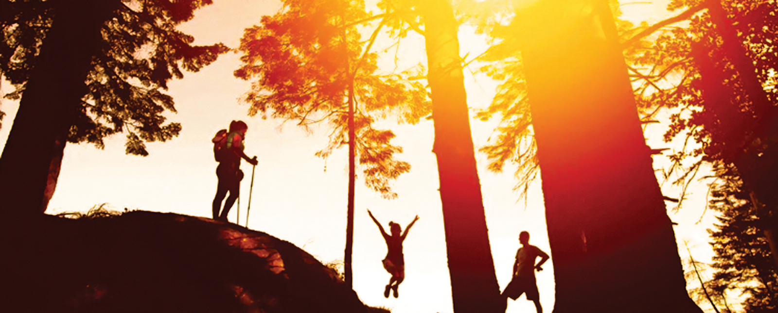 Atardecer de caminata en grupo