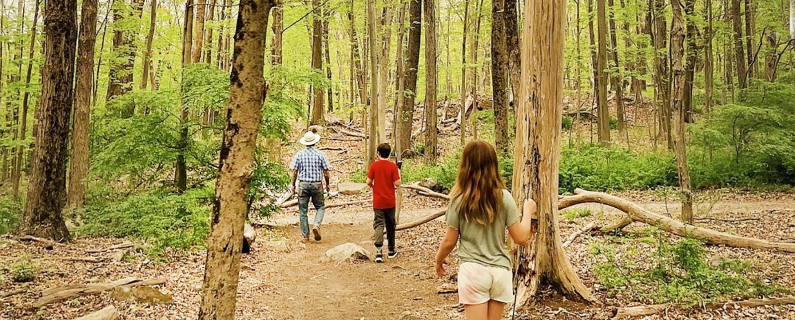 A family hiking in the woods (Instagram@justine_hoagland)