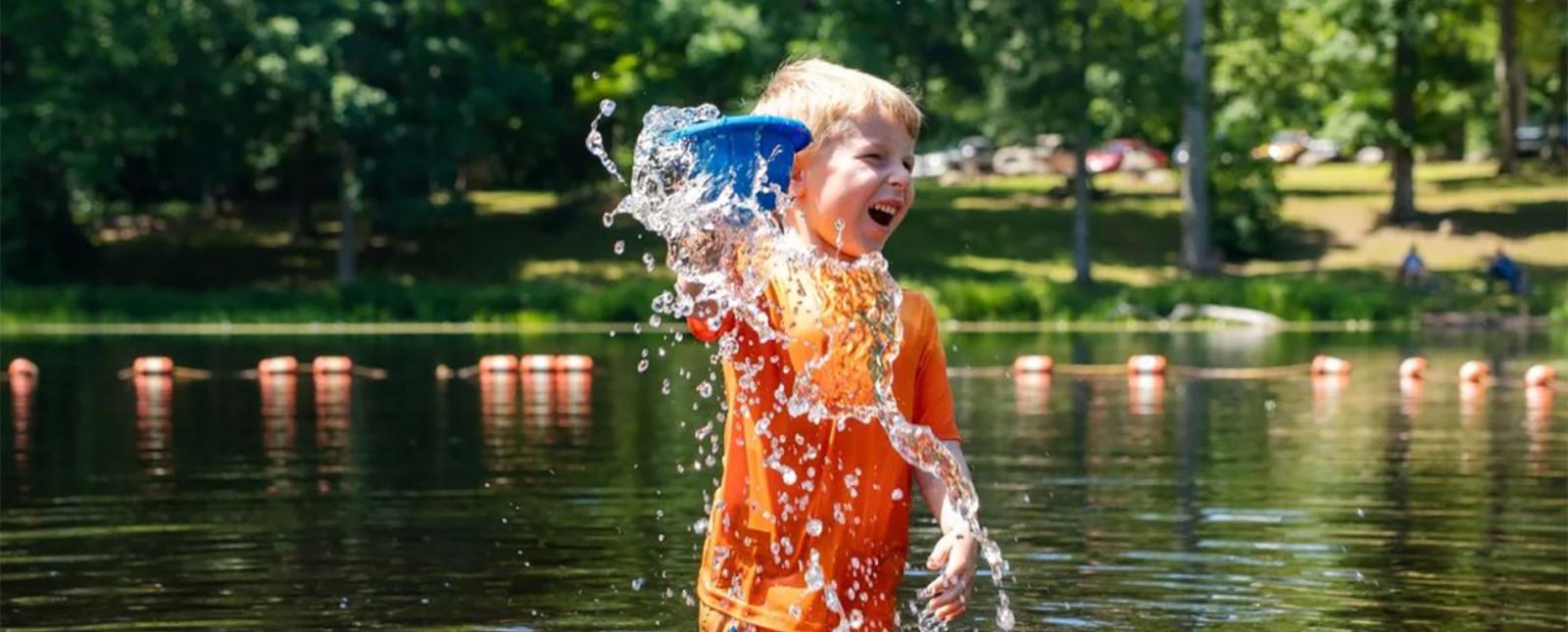 Un niño chapoteando juguetonamente en el agua (Instagram@rachela.higgins)