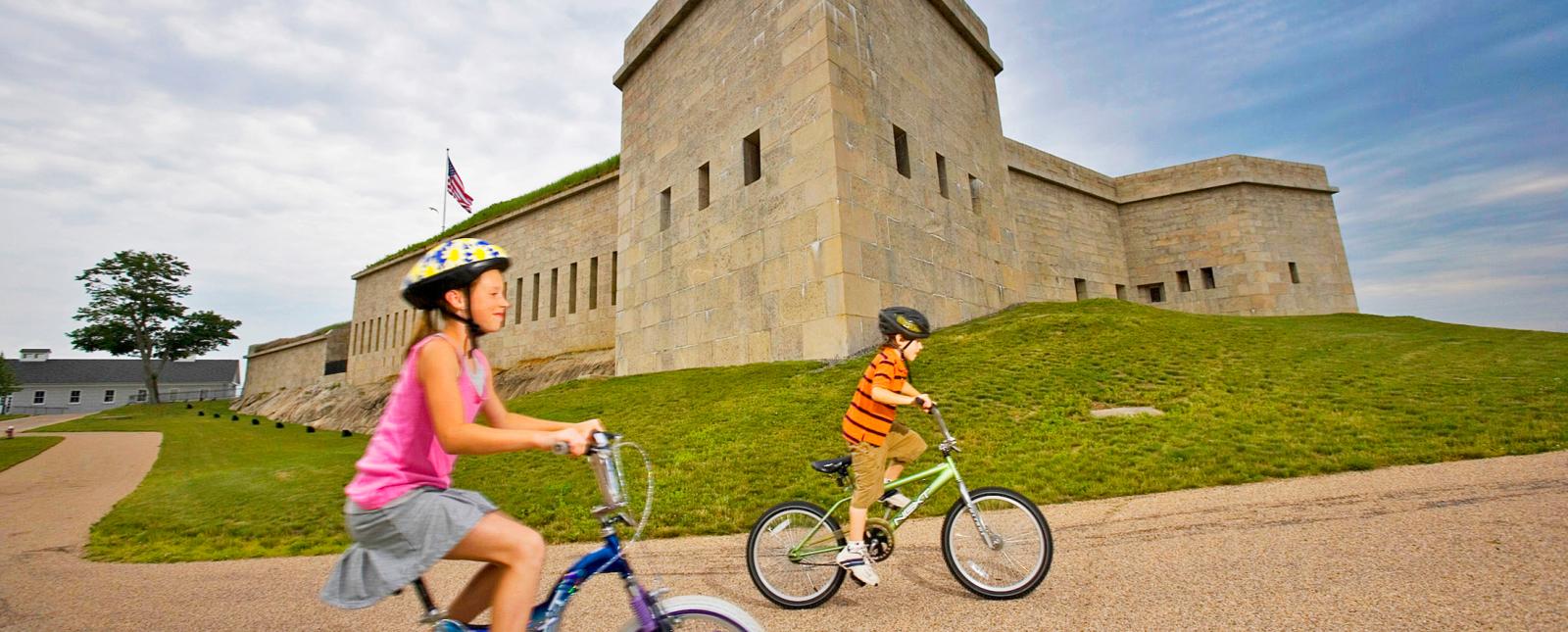 Paseos en bicicleta para niños fuera del camino del Parque Estatal Fort Trumbull
