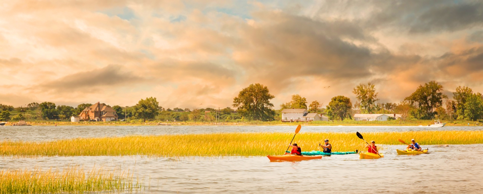 Kayakistas junto al estanque del Parque Estatal Hammonasset