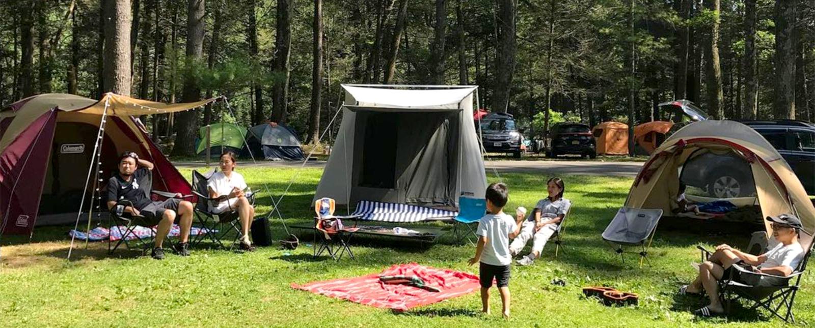 A family sitting at a campsite in the summer (Instagram@inouehd)