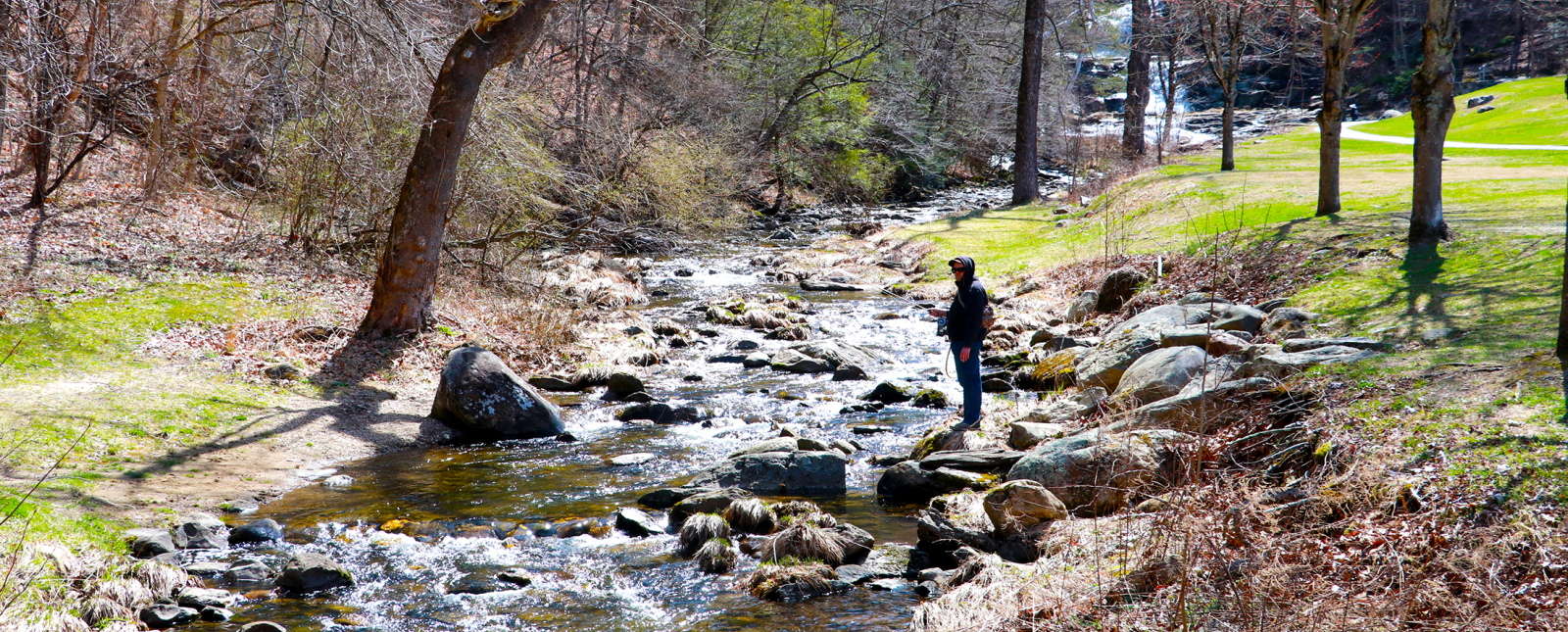 Pesca con mosca en primavera en el arroyo Kent Falls