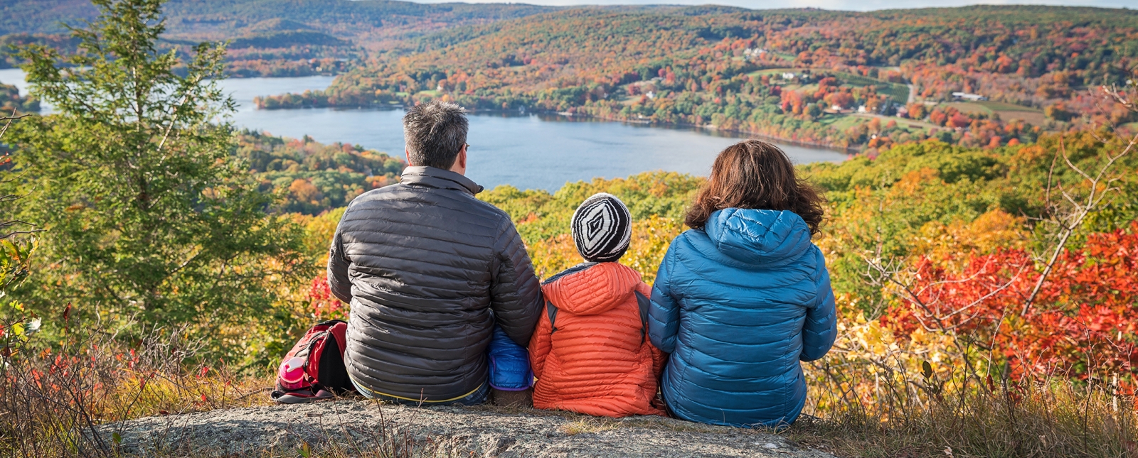 Familia con vistas al lago Waramaug 