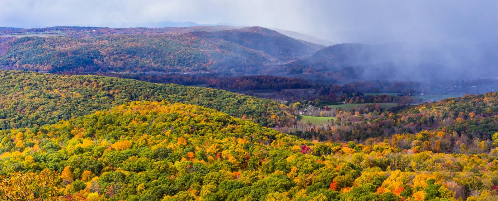 Una hermosa vista de colinas, montañas y follaje de otoño (Flickr@PW_Photography)