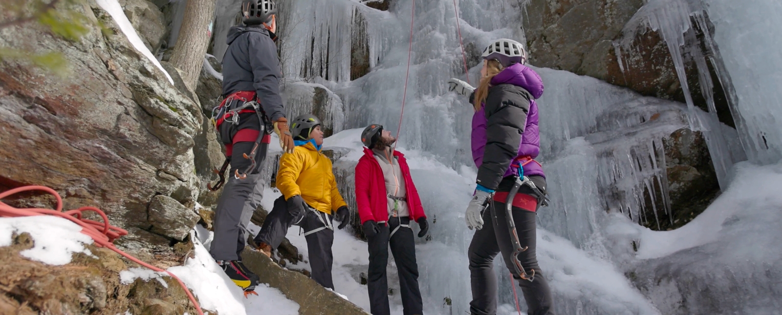 Escalada en hielo en grupo en Peoples State Forest (CTvisit)