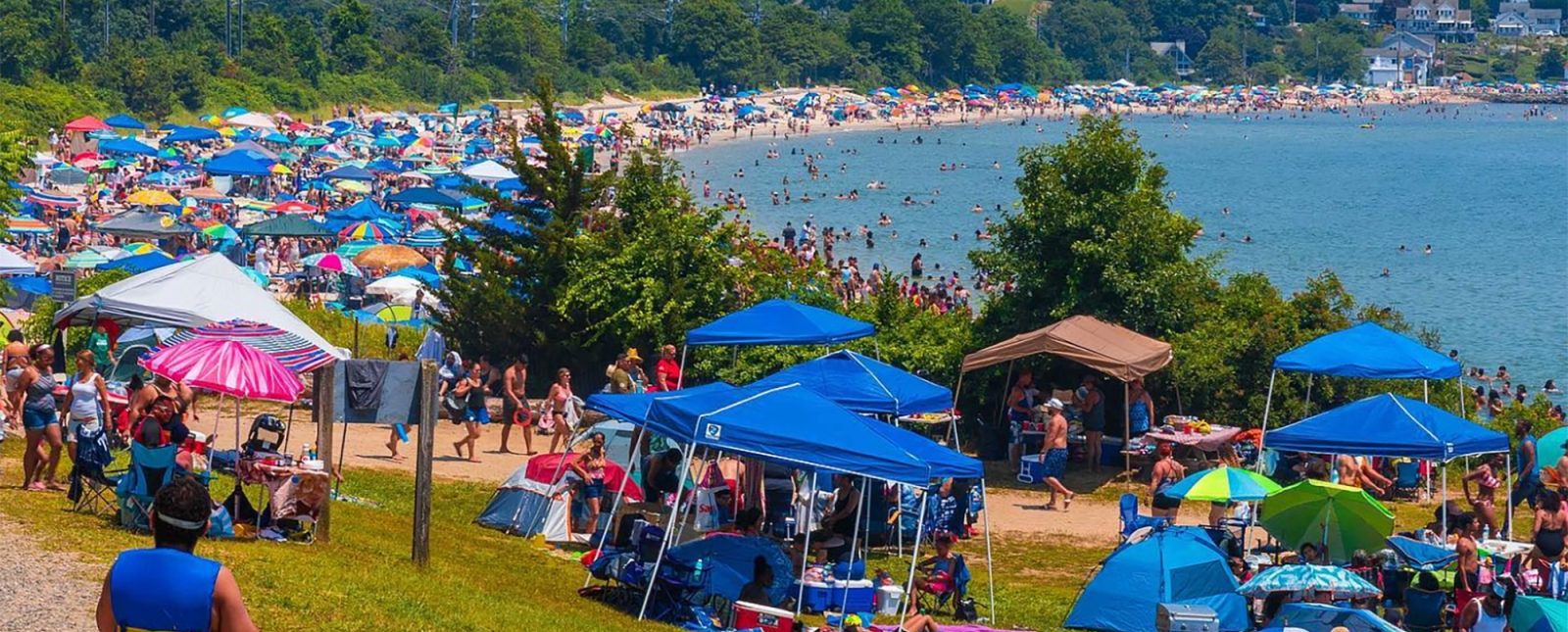 Escena de playa repleta en el Parque Estatal Rocky Neck (Instagram@junelucf)