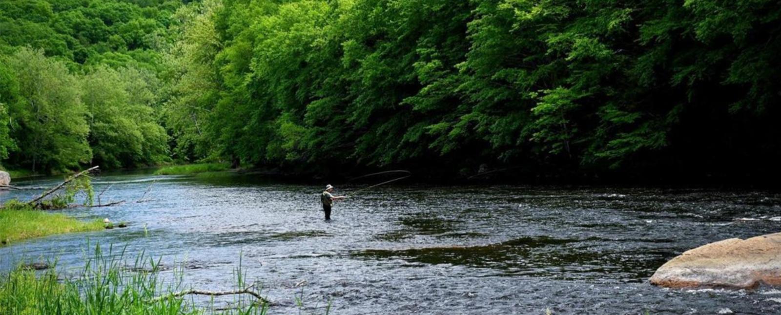 Un hombre pescando en el río (Instagram@iamdan25)