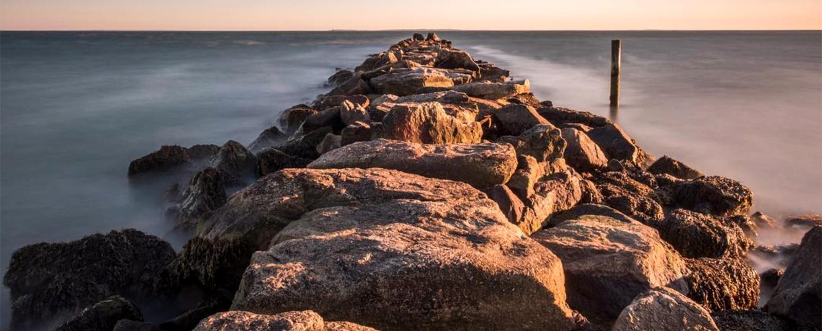 Rocks into the ocean (Instagram@nora_kaszuba)
