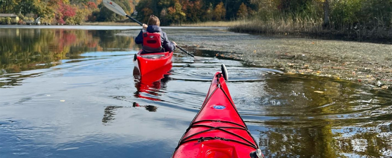 Dos personas haciendo kayak en el lago (Instagram@rlmatsch59)