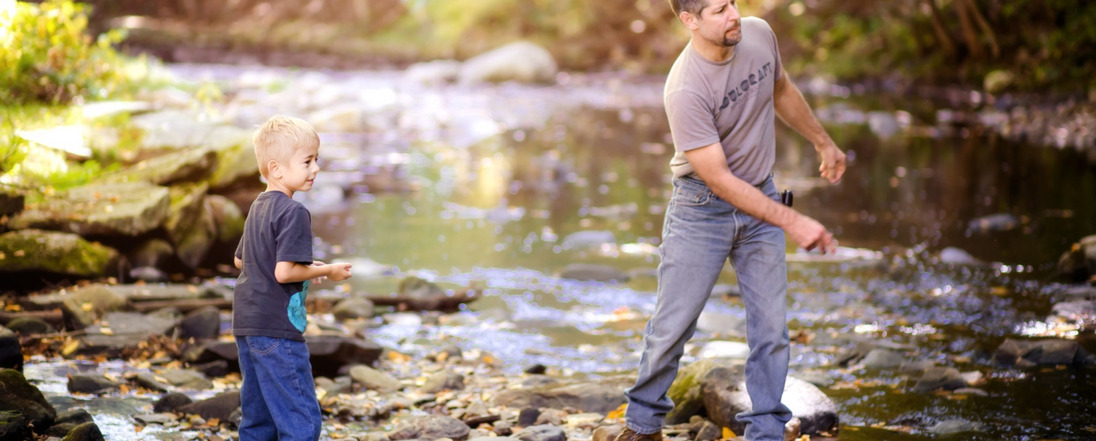 Saltando rocas con papá en Mashamoquet State Park