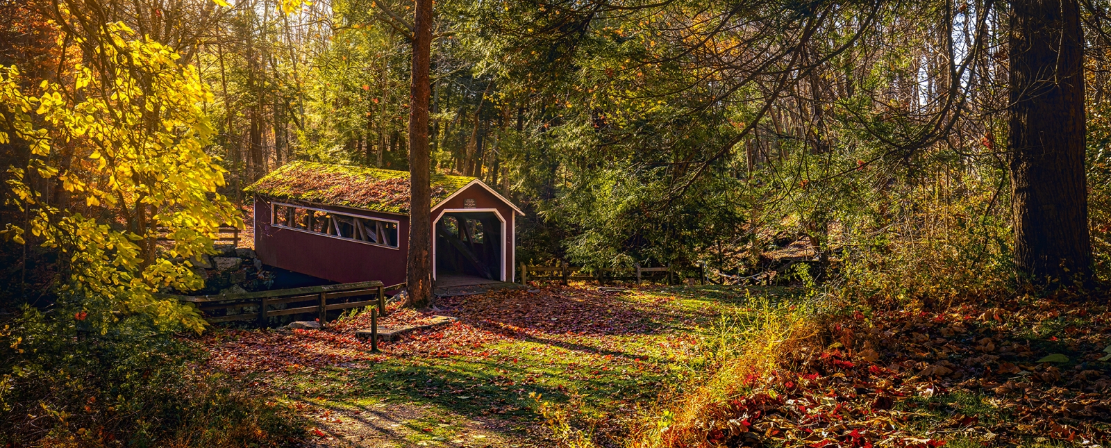 Puente cubierto de Southford Falls en otoño