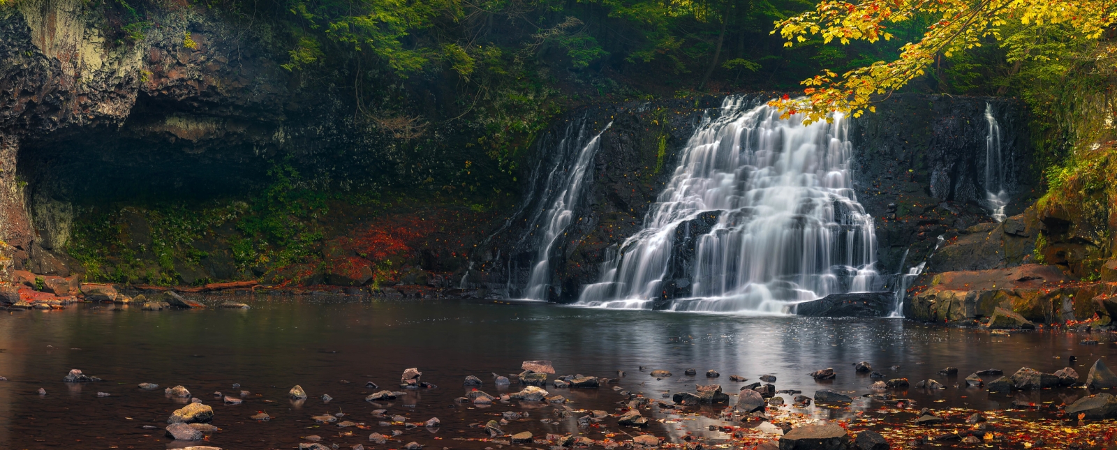 Escena de otoño en las cataratas de Wadsworth Falls (Flickr)