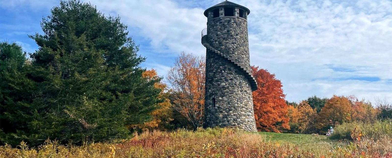 Vista de la torre Camp Columbia en otoño (Instagram@heberleinj)