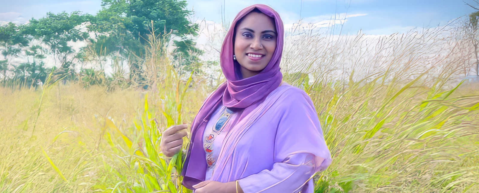 Beautiful Indian woman standing in overgrown field (Instagram@sabrinaakther)