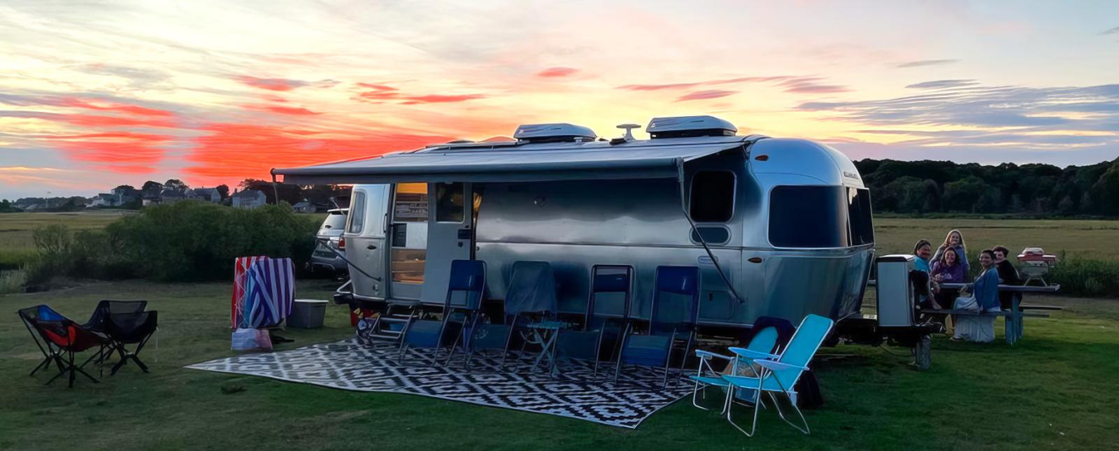 Campamento familiar en el Parque Estatal Hammonassett (Instagram@adventuresofroytheairstream)