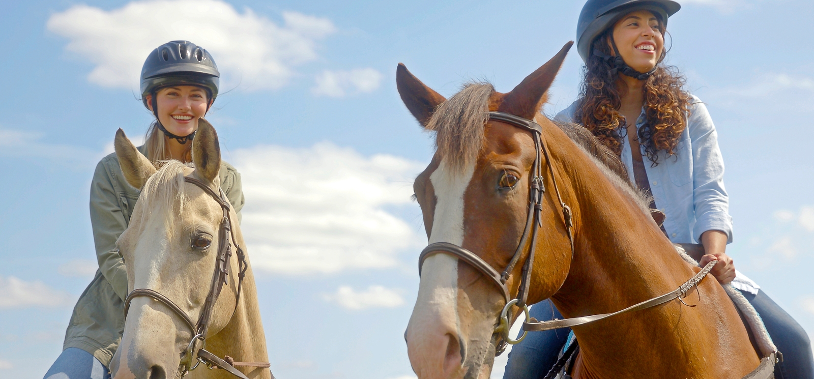 Dos chicas jóvenes a caballo en el parque estatal CT