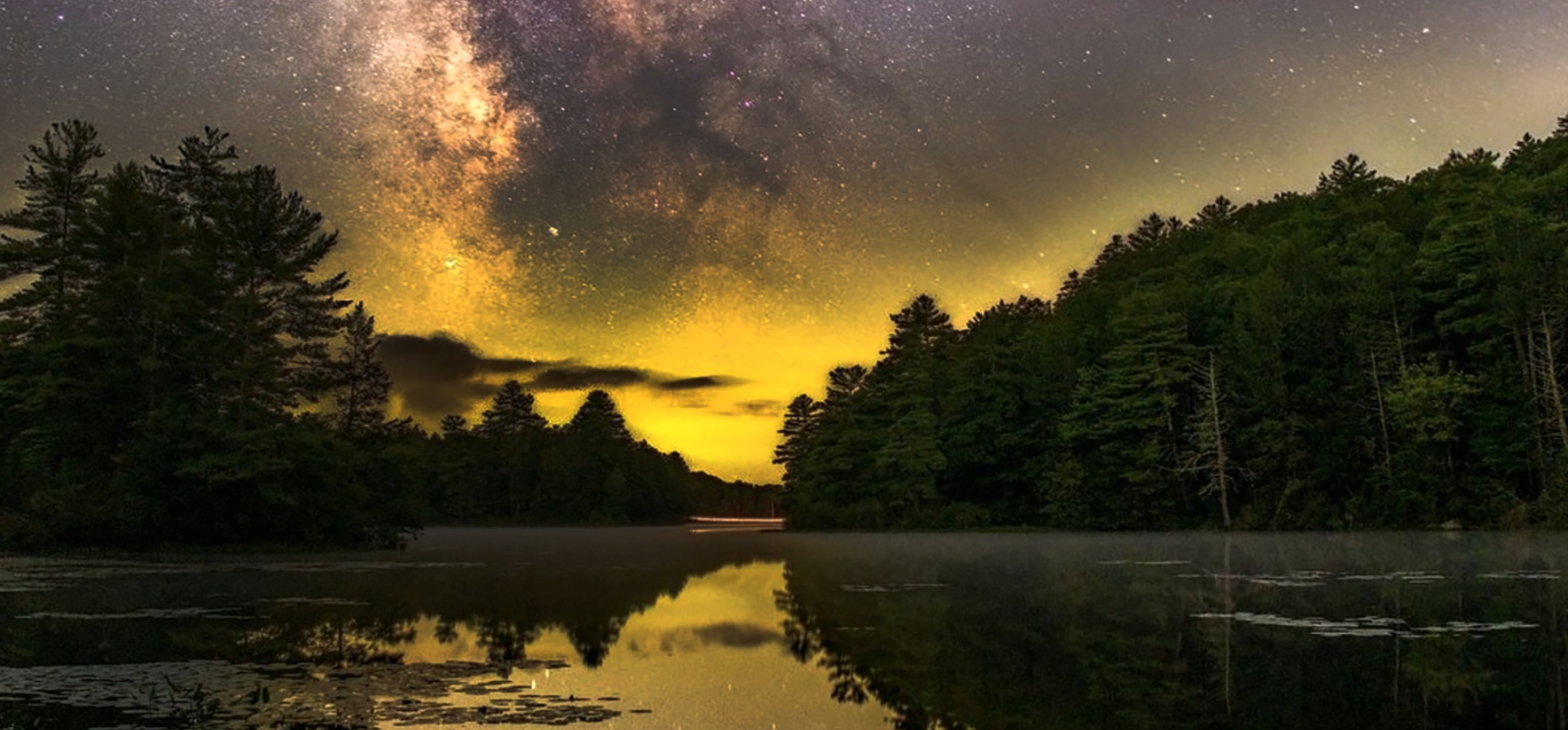 Agua y árboles reflejando el cielo nocturno lleno de estrellas (Instagram@cliffmanzone)