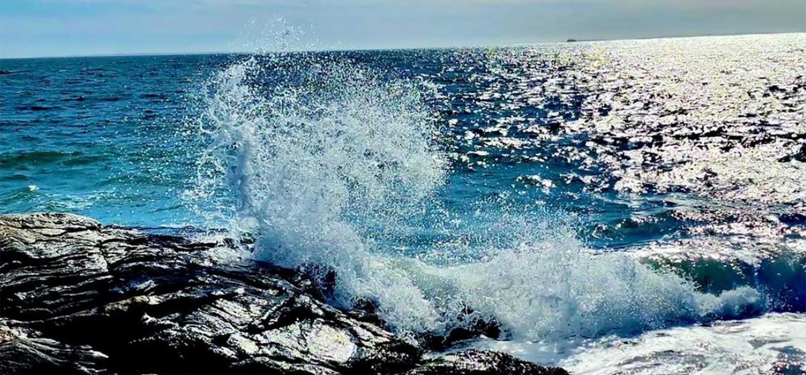 Waves crashing at Bluff Point State Park (Instagram@edison.productions)