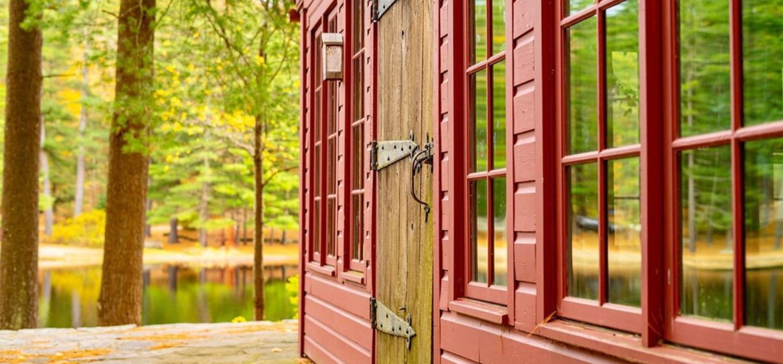 Ángulo lateral de la cabaña en Chatfield Hollow State Park (Instagram@pklauder_images)