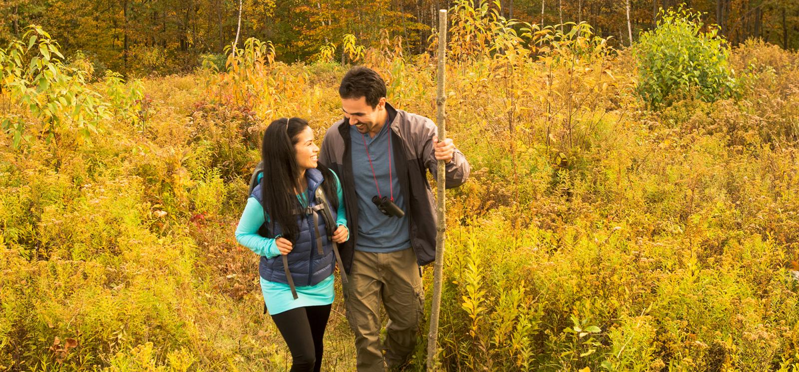 A couple hiking in the fall (CTVisit)