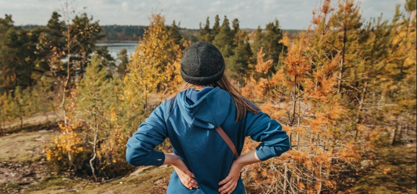 Una mujer en una caminata haciendo una pausa para contemplar el paisaje otoñal (Instagram@baymontinngroton)