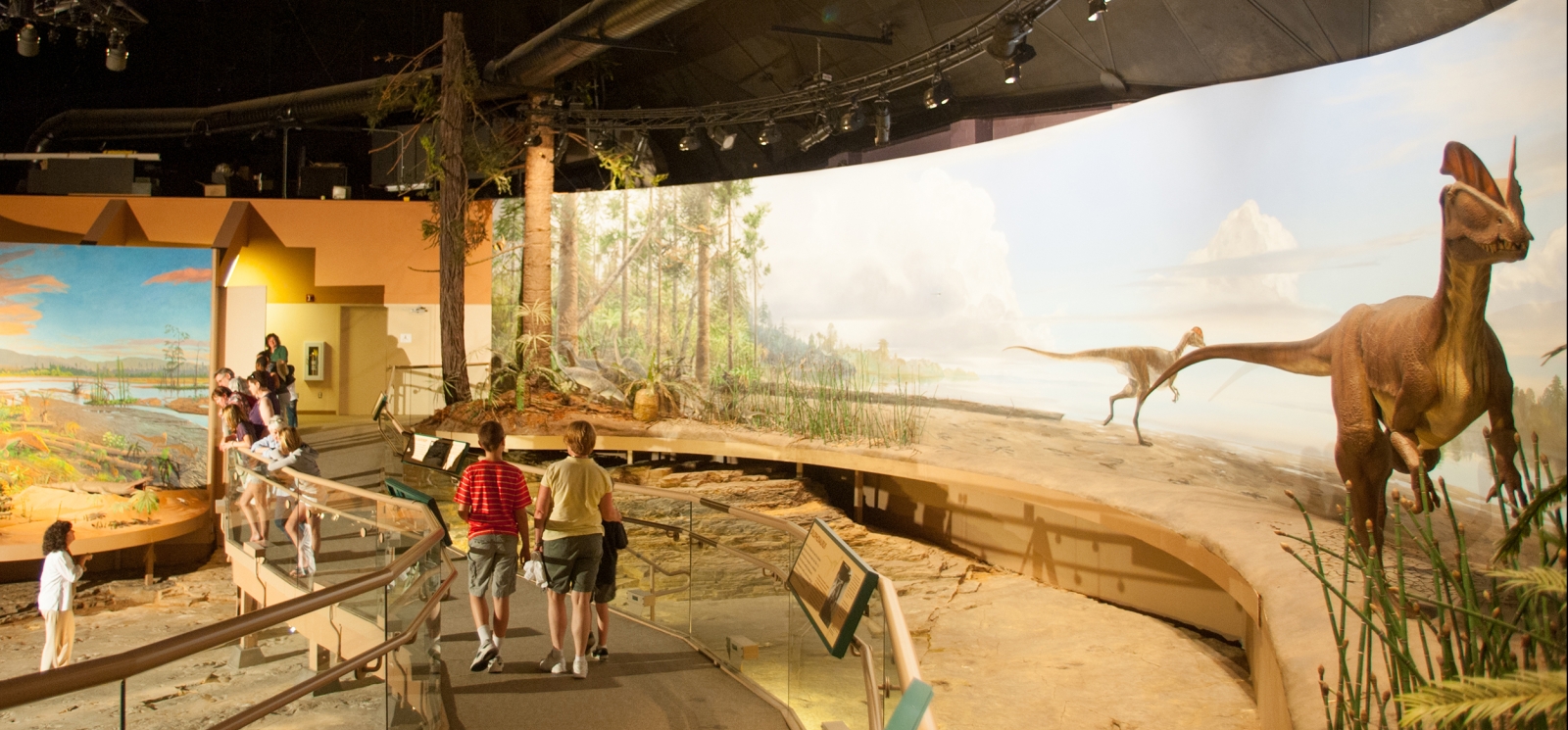 Familias explorando el interior de Dinosaur State Park