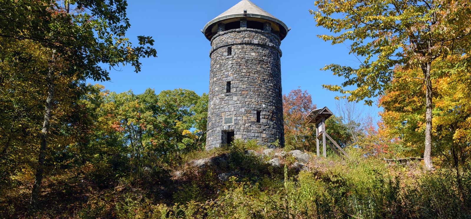 Una torre de piedra en el bosque (CTVisit)