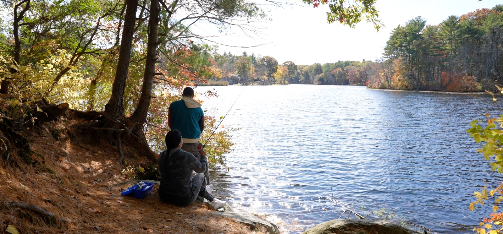 Pareja pescando en Hopeville Pond en otoño