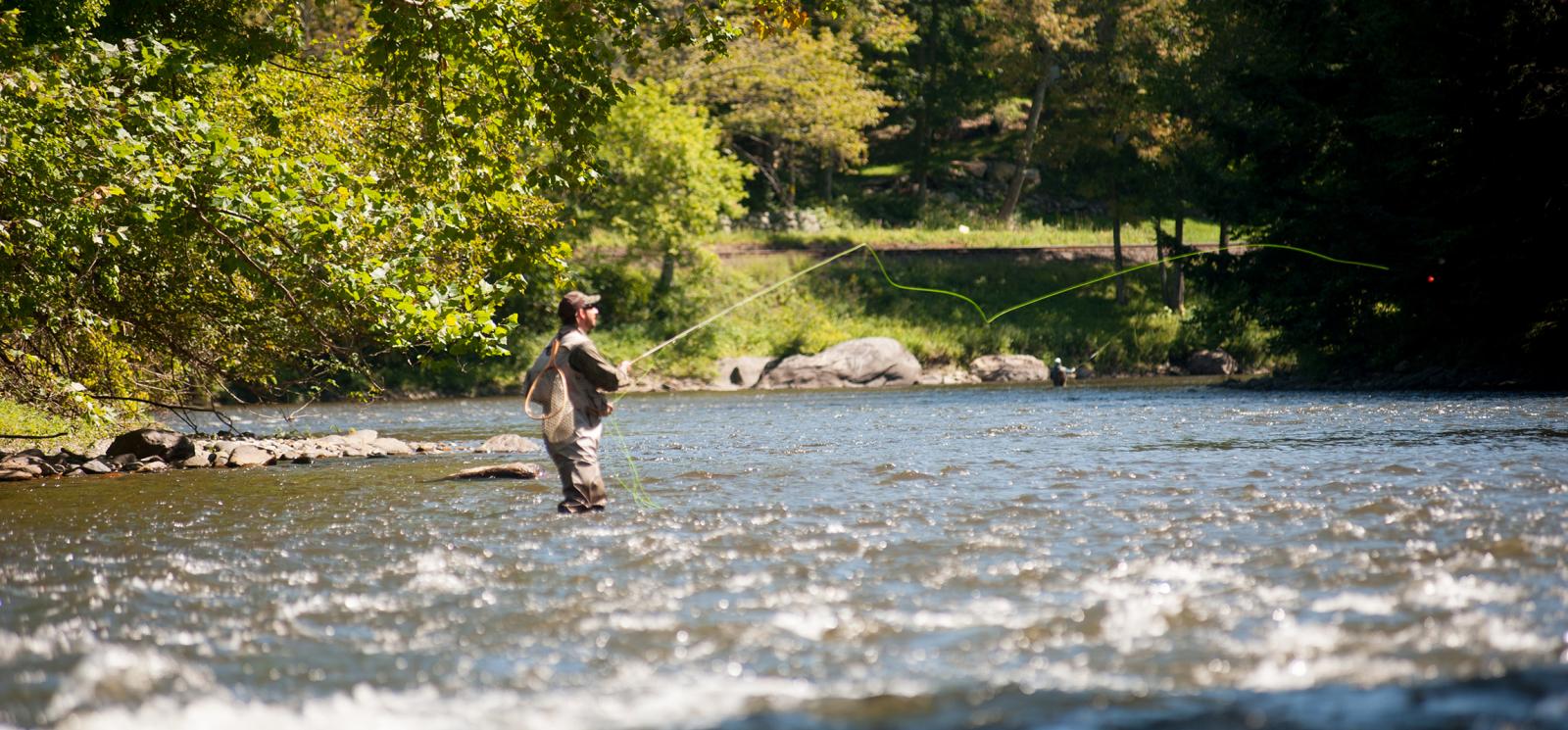 Un hombre pescando con mosca en el río (CTVisit-Photoshelter)