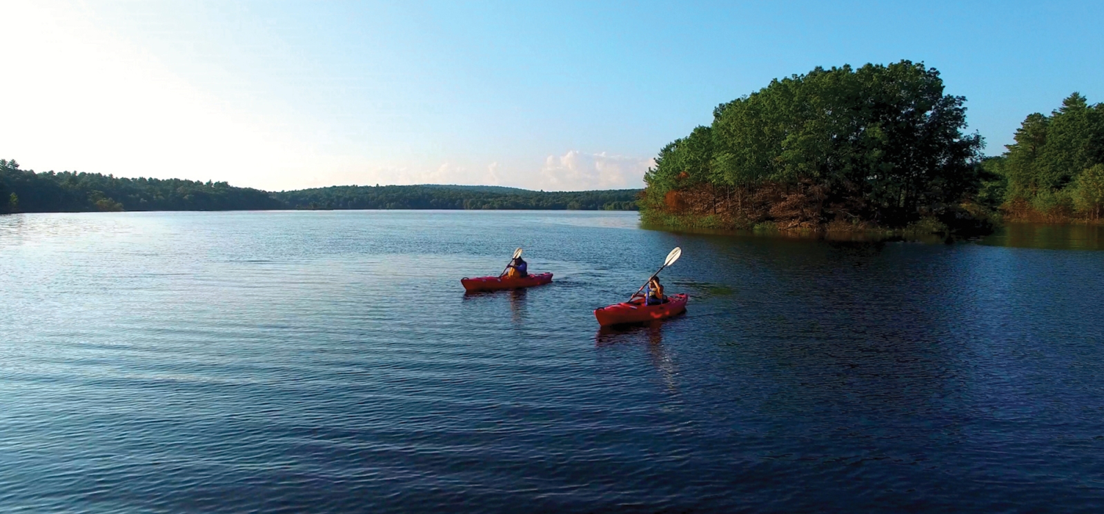 Two people kayaking (CTVisit)