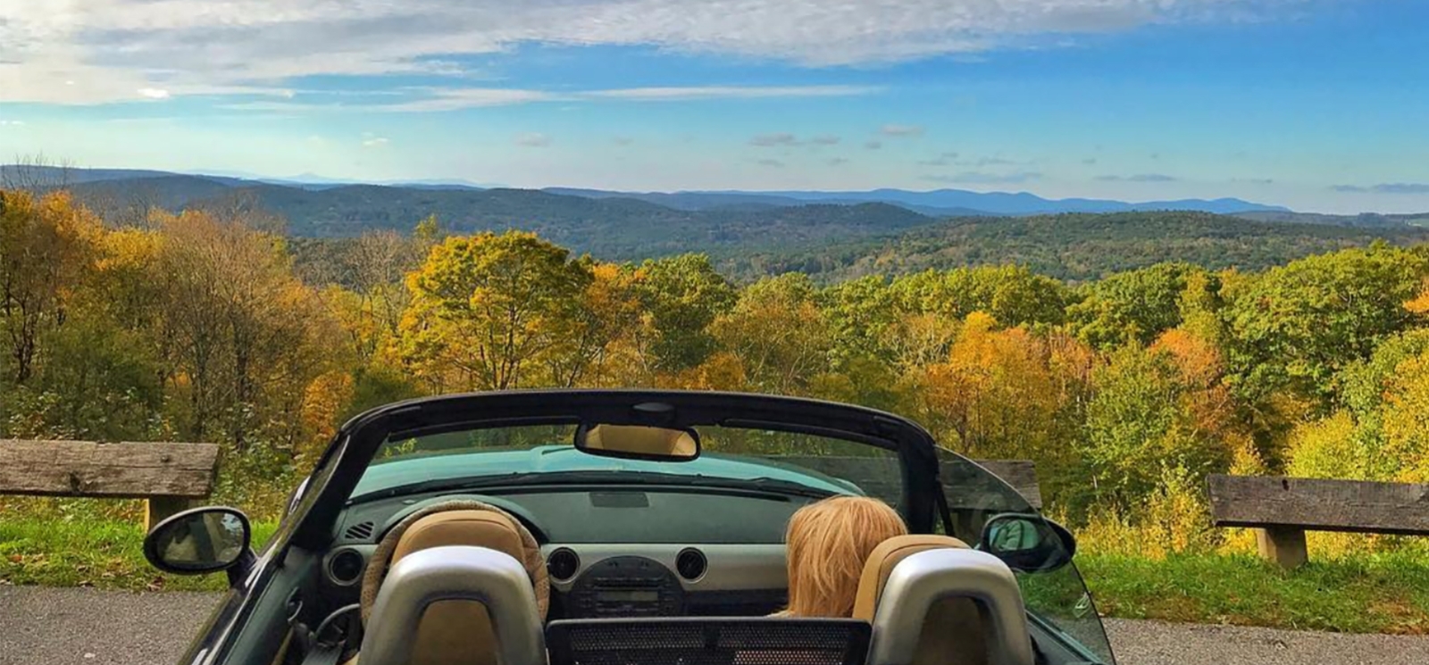 Una mujer en un auto estacionado mirando hacia Mountain View (Instagram@mrtimmyc)