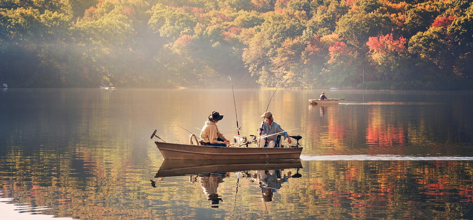 Boaters fishing on the lake (CTVisit)