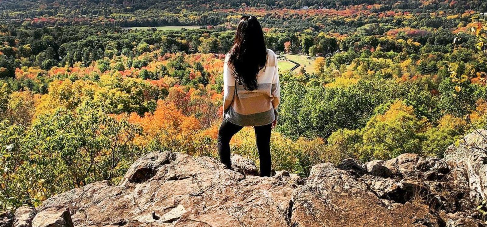 Una mujer se para en una roca con vista al paisaje otoñal (Instagram@fromramonawlove)