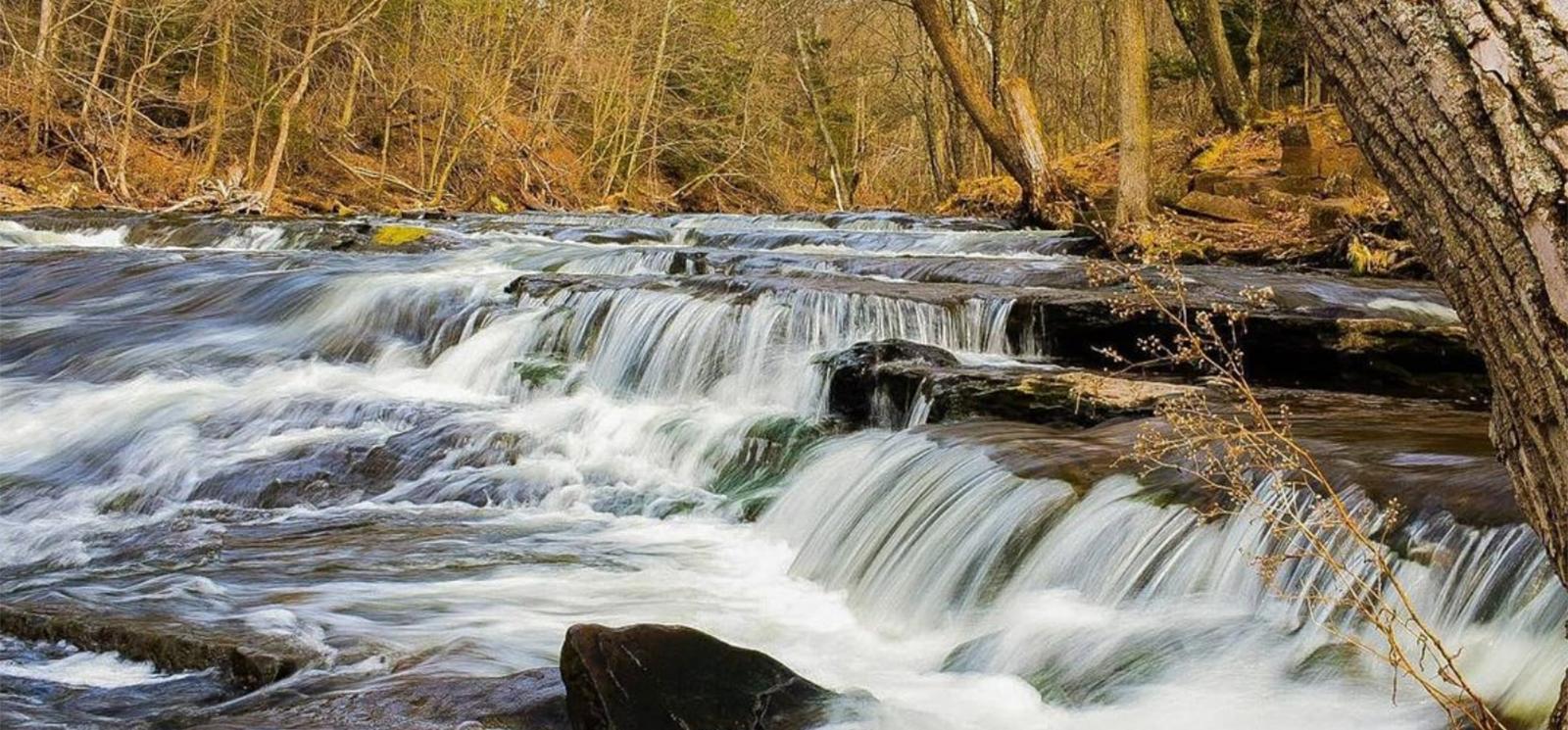Agua cayendo sobre rocas en el río (Instagram@jones.tittarelliphotography)