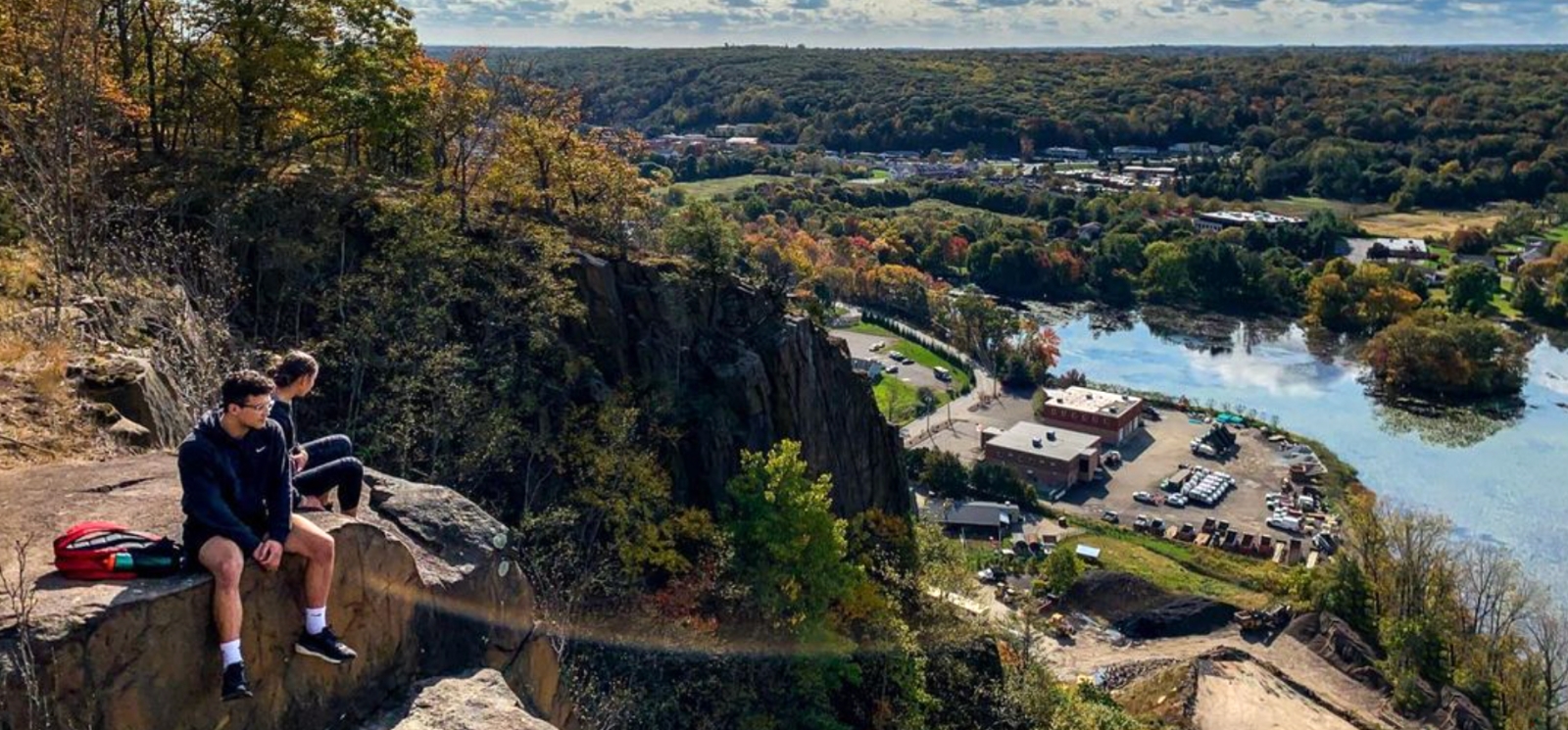 Dos amigos en la cima del Parque Estatal West Rock (Instagram@newhaven365)