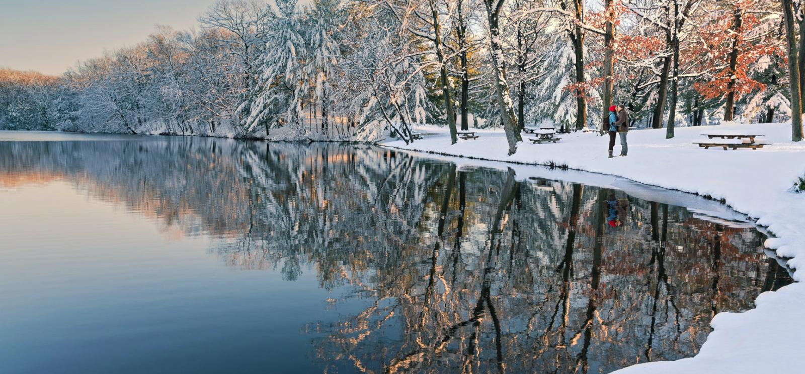 Pareja junto a Wharton Brook en invierno (Flickr@RomyLee)