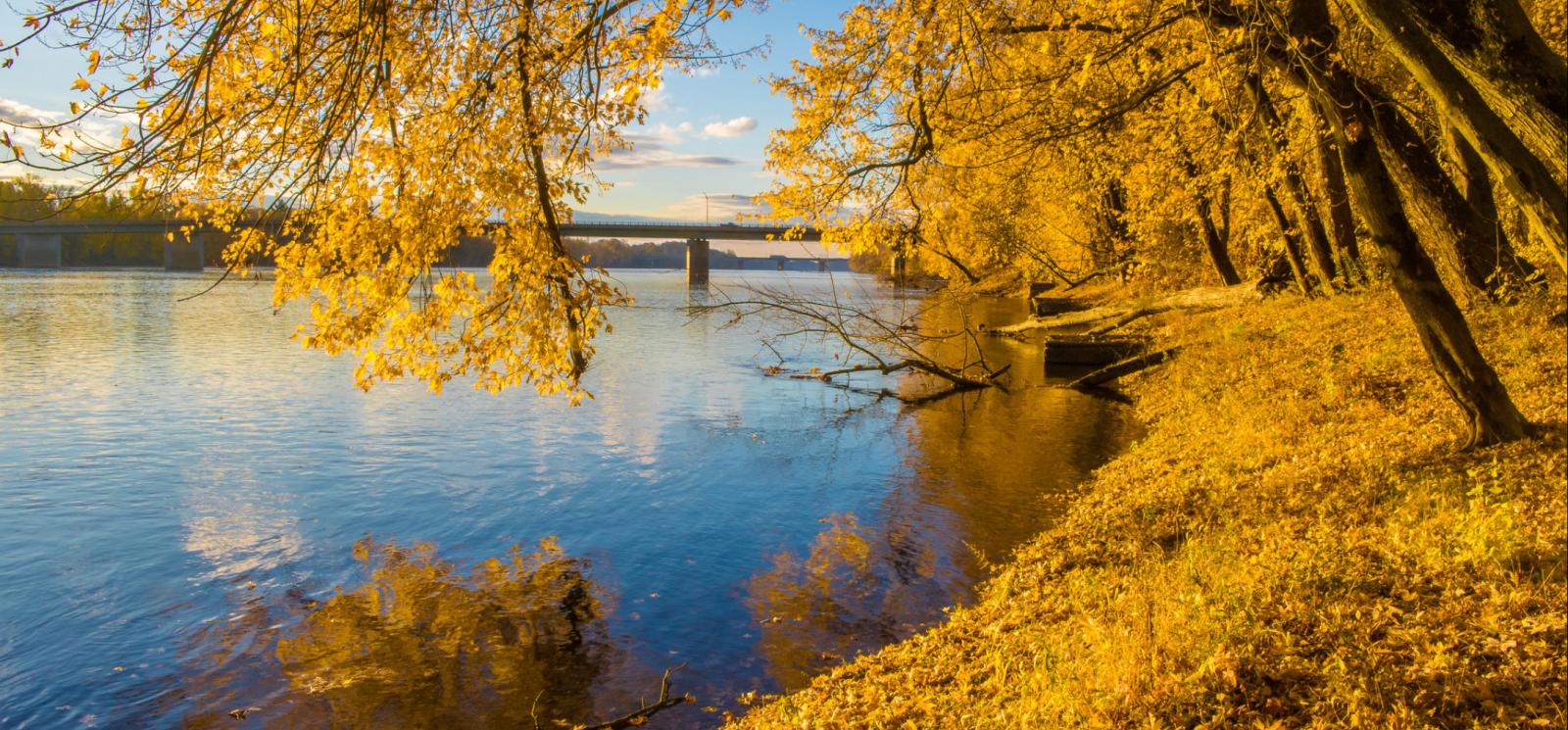 Vista del canal Windsor Locks durante el otoño (Flickr@Jennifer-Yakey-Ault)