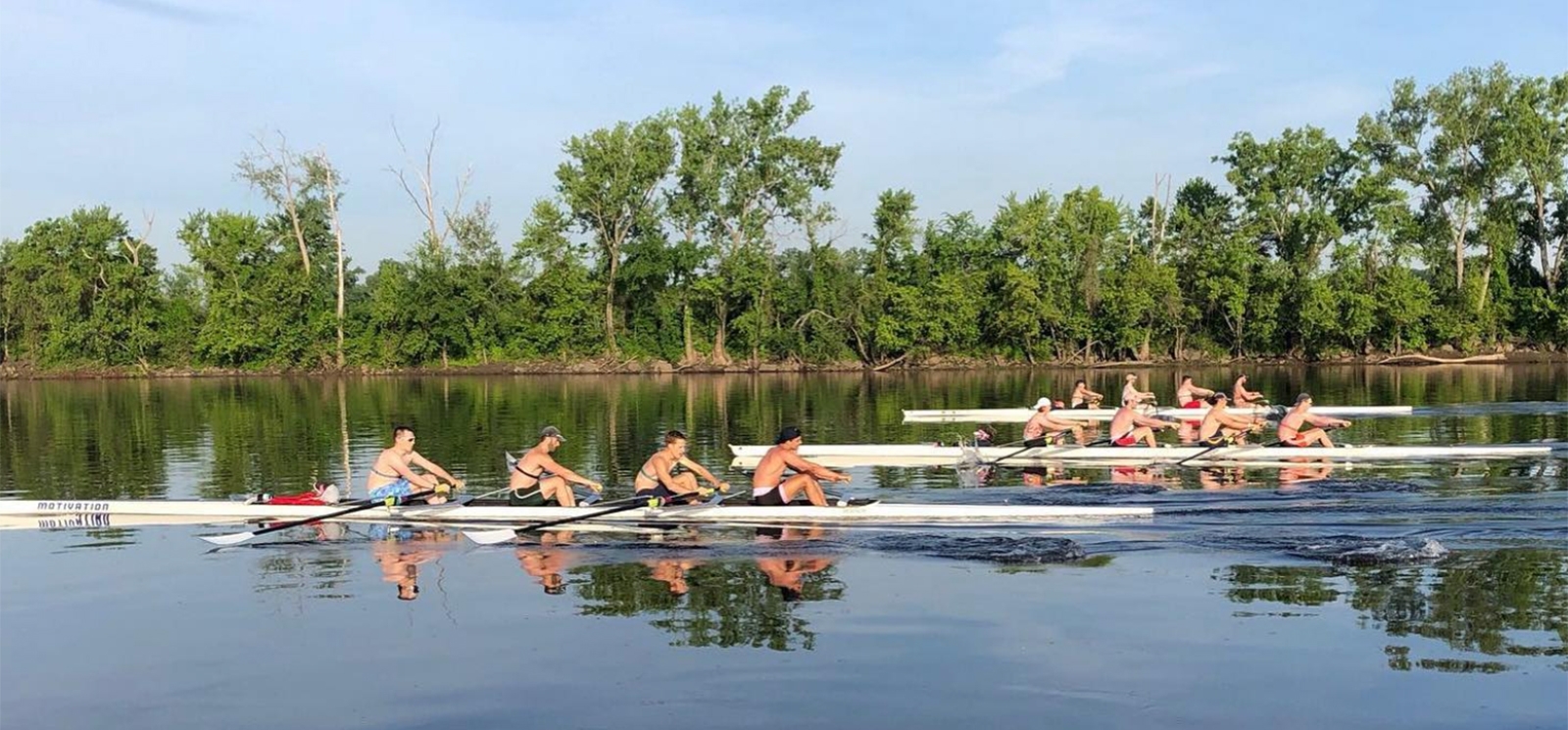 Remeros remando río abajo (Instagram@riverfrontmensrowing)