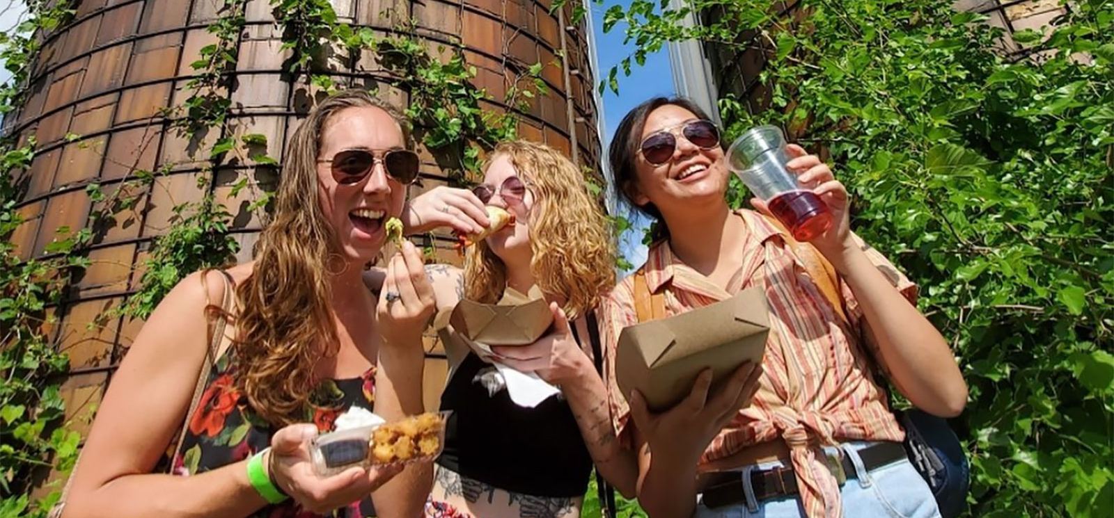 Tres niñas disfrutando de la comida frente a las estanterías de Auerfarm (Instagram@cassie_nyy)
