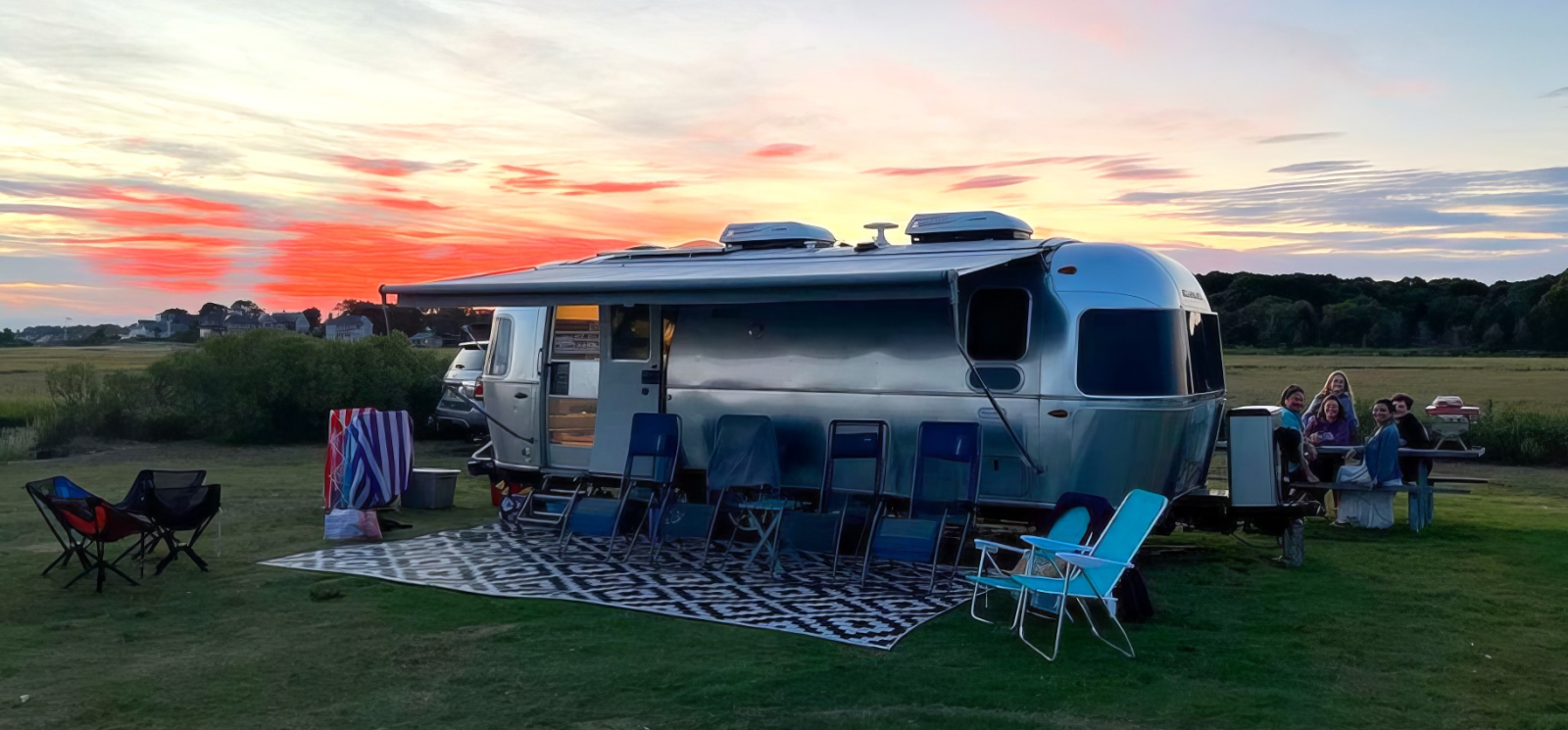 Acampada familiar en el parque estatal Hammonassett (Instagram@adventuresofroytheairstream)