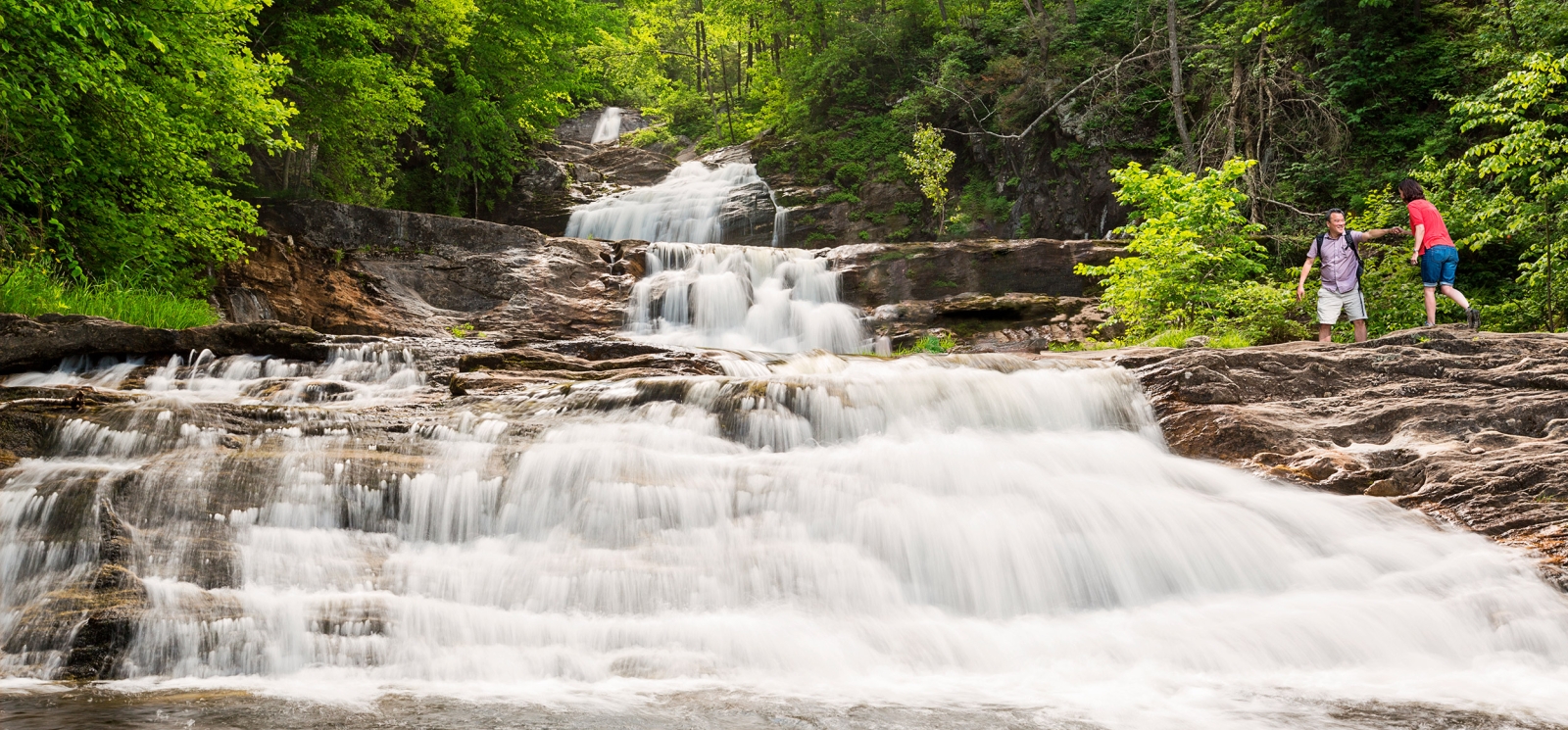 Pareja de senderismo en Kent Falls State Park