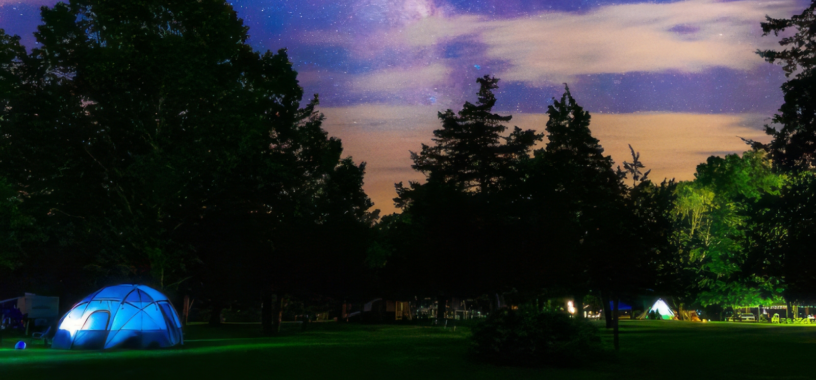 Escena de campamento nocturno en el Parque Estatal Rocky Neck (Instagram@junelucf)