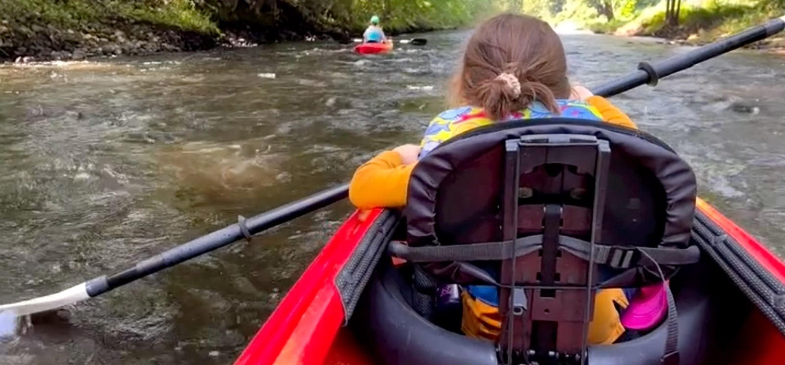 Madre e hija remando en el río (instagram@rmb_griffin)