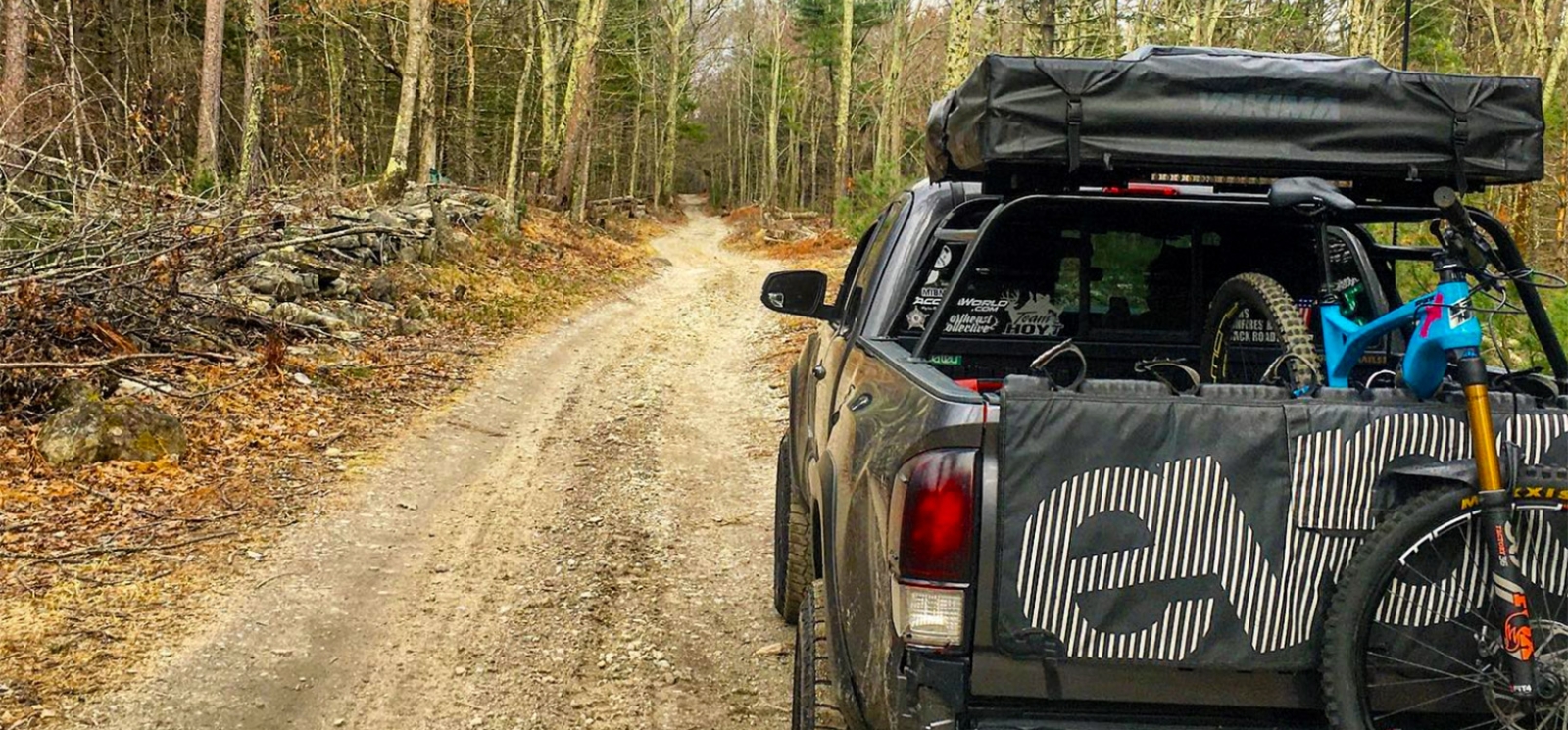 Parte trasera de una camioneta que transporta una bicicleta de montaña (Instagram@campfireoverland)