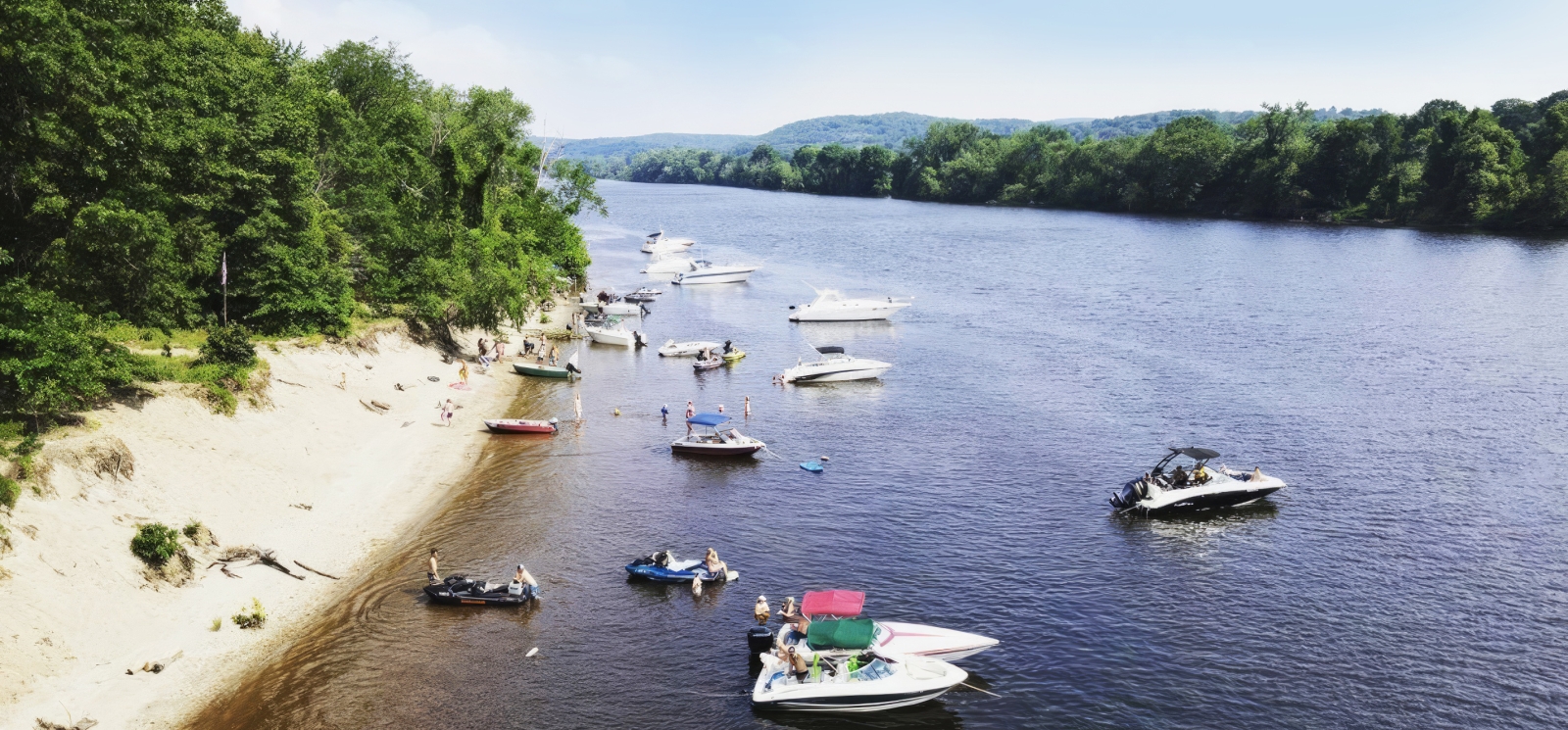 Aerial view of boats lined up at Haddam Island (IG@jwilcox_65)