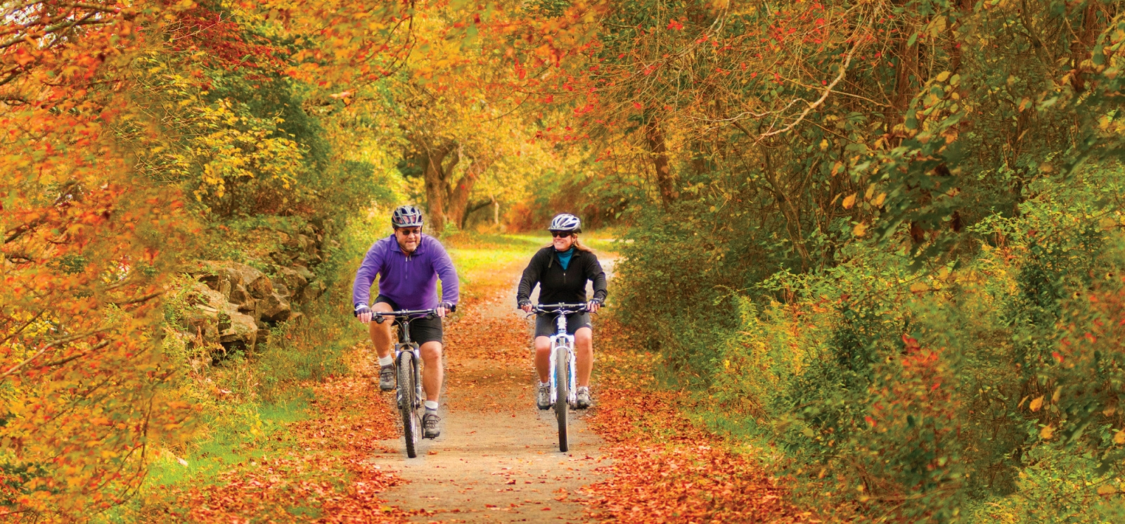 Pareja en bicicleta en Haley Farm en otoño